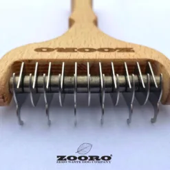 <span>具有兩種獨特類型的圓形刀片，可以處理各種狗和貓的皮毛！根據目的有效去除鬆散的毛髮和污垢！ </span> <div><span> ■由6個粗刀片和11個細刀片組成，可根據毛髮的量和身體的位置來使用，徹底清除鬆散的毛髮和污垢。我們建議使用較粗糙的部分將塗層整體融化，然後在較小的區域使用。 </span></div> <div><span>「佐羅美容梳長型」對以下長毛和中長直毛的寵物有效。</span></div> <div><span>狗：邊境牧羊犬、黃金獵犬、德國牧羊犬、西班牙獵犬、塞特犬和具有類似皮毛的狗。 </span></div> <div><span>・貓：緬因貓、波斯貓等有毛的貓 </span></div> <div><span>*不推薦的貓狗：玩具貴賓犬、約克夏犬、博洛尼亞犬、哈瓦那犬等，捲毛和短毛犬貓（對於短毛犬貓，“Zoro 美容梳普通型和迷你型”推薦）推薦。 ） </span></div> <div></div> <div><span>■重量輕，易於握持，使用方便。握把部分具有防滑功能，易於握持和梳理。 </span></div> <div></div> <div><span>■永續發展 永續發展主要在歐洲流行，是指「人類活動和自然環境在不失去多樣性和生產力的情況下長期持續下去的能力」的一般概念。 </span></div> <div></div>