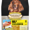 源自北美洲自由放養的走地雞,絕無注射荷爾蒙與激素。採用原隻走地雞,去皮去骨,不含任何副產品(例如: 雞骨頭、雞羽毛、雞腳甲等)。新鮮去骨雞肉提供天然優質的蛋白質,並且富含狗隻維持生命的十種必須氨基酸,對控制和調節身體機能及肌肉發展十分重要。經低溫慢火烘焗後,營養得到保存之餘,鮮嫩雞肉的肉汁會被緊緊鎖住,散發出陣陣濃香。 適合一歲至七歲的任何犬種。