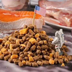 <b>✔最天然的乾主食 ✔嗜口性最高的生食 ✔美國在地取材製作 </b><b>✔適合所有貓族小怪獸</b>