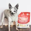 <table> <tbody> <tr> <td><img class="alignnone size-full wp-image-62679" src="https://www.homeypaw.com/wp-content/uploads/2023/08/icon-picky-eater-approved-dog.png" alt="" width="400" height="348" /></td> <td><img class="alignnone size-full wp-image-62677" src="https://www.homeypaw.com/wp-content/uploads/2023/08/icon-Easy-Serve-Dog.webp" alt="" width="400" height="348" /></td> <td><img class="alignnone size-full wp-image-62689" src="https://www.homeypaw.com/wp-content/uploads/2021/06/icon-grass-fed-beef.webp" alt="" width="400" height="348" /></td> </tr> <tr> <td>針對挑食狗狗的解決方案，美味的凍乾生肉。</td> <td>特別設計易於倒出的開口。</td> <td>負責任地採購，絕不添加任何激素或抗生素。</td> </tr> </tbody> </table> 豐富狗狗的用餐體驗，吸引挑食狗的健康之選！ 作為佐餐品，將生肉粉倒在狗狗現有的食物上即可，為狗狗的餐單加入生肉的營養和美味!