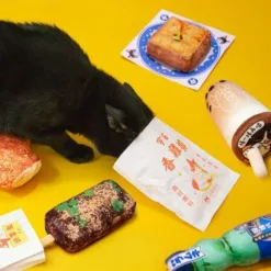 <strong>陪伴毛孩玩樂、安撫情緒的玩具首選！</strong> • 加厚超柔布料，Q 彈不易破 • 濃郁貓草香氣，貓咪的最愛 • 手工縫製小吃造型，療癒加倍