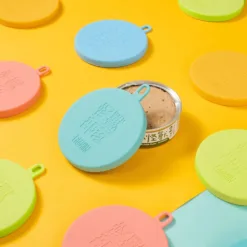 <p data-usually-unique-id="192560995692861021988053"><b><strong>✨100%台灣製 × 日本食品級矽膠✨</strong> 不再為沒吃完的罐罐煩惱！</b></p> <p data-usually-unique-id="192560995692861021988053">✔ 完全密封，搖晃都不漏 ✔ 可放烘碗機、洗碗機 ✔ 市面全尺寸罐頭通用</p>