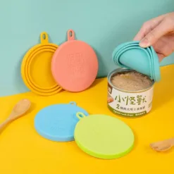 <p data-usually-unique-id="192560995692861021988053"><b><strong>✨100%台灣製 × 日本食品級矽膠✨</strong> 不再為沒吃完的罐罐煩惱！</b></p> <p data-usually-unique-id="192560995692861021988053">✔ 完全密封，搖晃都不漏 ✔ 可放烘碗機、洗碗機 ✔ 市面全尺寸罐頭通用</p>