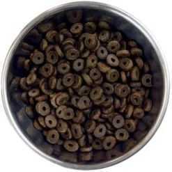 <strong>Puppy Days </strong>專為滿足您日益成長的幼犬需求而特別配製。這款超級美味食譜採用100％最優質天然雞肉和三文魚製成。此營養全備的幼犬餐單獲得獸醫認可，不單支持牙齒和骨骼健康發展，亦有助大腦發育，讓他們快樂探索更多新事物。加入新鮮田園蔬菜和草本植物，由內到外，給幼犬打好基礎。小心新成員的尾巴會不能控制地搖擺不停。