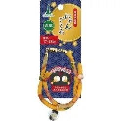 帶有精緻玻璃球的和風貓頸帶，頸圍可調節。 稍微用力就可以拆除的磁鐵式設計，穿戴簡單方便。 產地：日本 產品重量：約15g 適合：全貓種 顏色：紅色／藍色／黃色／白色 尺寸： 頸帶寬度：5mm，頸圍：17～28cm 材料：聚酯、玻璃 ※圖片只供參考，一切以實物為準。