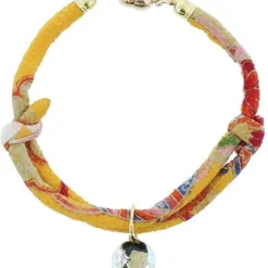 帶有精緻玻璃球的和風貓頸帶，頸圍可調節。 稍微用力就可以拆除的磁鐵式設計，穿戴簡單方便。 產地：日本 產品重量：約15g 適合：全貓種 顏色：紅色／藍色／黃色／白色 尺寸： 頸帶寬度：5mm，頸圍：17～28cm 材料：聚酯、玻璃 ※圖片只供參考，一切以實物為準。