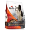 Nulo FreeStyle offers a wide range of dry, wet, freeze-dried raw, treat, and topper recipes to fuel your cat’s adventures. On average, 83-90% of the protein in our FreeStyle diets for cats comes from animal sources, which provides your cat with the ideal amino acid profile! FreeStyle’s formulas are grain-free, using ingredients like sweet potatoes and chickpeas as low-glycemic, whole-food carbohydrate sources. Find Nulo FreeStyle at your local independent pet specialty retailer or through select online retailers. Use Nulo Freeze-Dried Raw as a topper on kibble or a full meal for your little athlete. Our Chicken & Salmon recipe contains 98% chicken, salmon, organs & bone and functional ingredients like cranberries and spinach for superior nutrition. Your best friends won’t be able to resist mealtime when they get their first taste of this Nulo Freeze-Dried Raw recipe. <ul> <li>方便、易用的凍乾食品</li> <li>依據野外獵物研發使用含豐富牛磺酸的肉及平衡脂肪含量</li> <li>含優質原材料包如蔓越莓、椰子油及脫水海帶</li> <li>含有專利 GanedenBC30 益生菌配方提升你愛貓的抵抗力及腸胃健康</li> <li>100% 均衡營養適合任何年齡及品種的貓隻及幼貓使用</li> </ul> &nbsp; <h5>成分 Ingredient</h5> 雞肉，三文魚，雞脖子，雞肉肝，雞心，亞麻籽，菠菜，三文魚油，小紅莓，椰子油，菊粉，海帶乾，氯化鉀，鹽，凝固芽孢桿菌發酵產品，牛磺酸，蛋白鋅，鐵蛋白質，維生素E補充劑，硫胺素單硝酸鹽，鹽酸吡哆辛，維生素A，銅蛋白，錳蛋白，混合生育酚（作為防腐劑），維生素D3 Chicken, Salmon, Chicken Necks, Chicken Liver, Chicken Hearts, Ground Flaxseed, Spinach, Salmon Oil, Cranberries, Coconut Oil, Inulin, Dried Kelp, Potassium Chloride, Salt, Dried Bacillus coagulans Fermentation Product, Taurine, Zinc Proteinate, Iron Proteinate, Vitamin E Supplement, Thiamine Mononitrate, Pyriodoxine Hydrochloride, Vitamin A Supplement, Copper Proteinate, Manganese Proteinate, Mixed Tocopherols (as preservative), Vitamin D3 Supplement