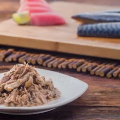 <ul> <li>吞拿魚：高蛋白質、低脂肪、含豐富奧米加3(EPA和DHA)，有助神經、大腦、視網膜和胎兒的發育，並可改善皮膚和毛髮狀況。</li> <li>紫菜：豐富礦物質和植物營養素，具抗氧化功效。 含高纖維，幫助消化。</li> </ul>