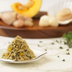 <ul> <li>雞胸：豐富優質蛋白質、維他命、礦物質及必需胺基酸，維持肌肉組織，改善免疫系統。 雞湯：可增加水份攝取，預防泌尿疾病。 南瓜：優質抗氧化劑、維他命、脂肪酸和礦物質，可溶性纖維協助腸胃正常運作。 扇貝：含維他命B12、奧米加3及鉀質，有助強化消化系統及改善運動神經。 菠菜：含維他命、礦物質、胡蘿蔔素及鐵質，有效改善毛髮健康。 低聚果糖(益生元)：增加腸道益菌數量，增強胃部及腸道的消化及免疫力。</li> </ul>