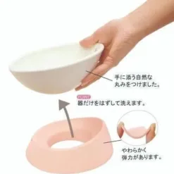 ■以「不分寵物的種類、容易食用」作為理念，可自由調整角度的餐具！ ■容量是適合小型犬〈貓〉使用，前低後高符合寵物推土機式進食習慣， 不易破裂，安全、乾淨的餐具。 ■有重量彈性防滑底座不用邊走邊吃。 ■優質的聚丙烯材質，質地純淨天然無毒，耐磨耐咬易清潔。 材質： 本體：聚丙烯 座台：人造橡膠 ■2種顏色可選 櫻花粉 牛奶白 適用對象：犬貓適用 商品規格： 容量約250ml 寬160×高105×深度170(約mm) ※高度根據角度不同而改變。