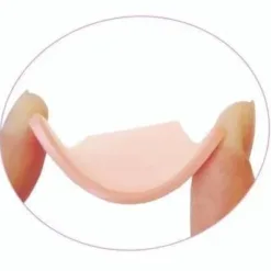 ■以「不分寵物的種類、容易食用」作為理念，可自由調整角度的餐具！ ■容量是適合小型犬〈貓〉使用，前低後高符合寵物推土機式進食習慣， 不易破裂，安全、乾淨的餐具。 ■有重量彈性防滑底座不用邊走邊吃。 ■優質的聚丙烯材質，質地純淨天然無毒，耐磨耐咬易清潔。 材質： 本體：聚丙烯 座台：人造橡膠 ■2種顏色可選 櫻花粉 牛奶白 適用對象：犬貓適用 商品規格： 容量約250ml 寬160×高105×深度170(約mm) ※高度根據角度不同而改變。