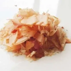 <div><span class="product-details-font">■</span>生産地：日本</div> <div><span class="product-details-font">■</span>素材・成分：【原材料】かつお【保証成分】たん白質65.0％以上、脂質1.0％以上、粗繊維0.5％以下、灰分5.0％以下、水分21.0％以下、エネルギー：100g290kcal</div>