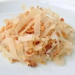 <div><span class="product-details-font">■</span>生産地：日本</div> <div><span class="product-details-font">■</span>素材・成分：【原材料】まぐろ【保証成分】粗たん白質63.0％以上、粗脂肪1.5％以上、粗繊維0.5％以下、粗灰分4.5％以下、水分21.0％以下※1袋あたりのナトリウムは約100mg(食塩相当量は約0.25g)、エネルギー：100g約290kcal</div>