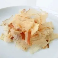 <div><span class="product-details-font">■</span>生産地：日本</div>
<div><span class="product-details-font">■</span>素材・成分：【原材料】まぐろ【保証成分】粗たん白質63.0％以上、粗脂肪1.5％以上、粗繊維0.5％以下、粗灰分4.5％以下、水分21.0％以下※1袋あたりのナトリウムは約100mg(食塩相当量は約0.25g)、エネルギー：100g約290kcal</div>