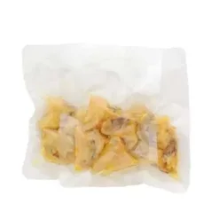 將含有 B 族維生素、必需氨基酸、礦物質和膳食纖維的釀酒酵母添加到雞屁股中，然後用文火慢燉。 【注意事項】 * 肉和內袋之間的黃色濕部分是雞油。如果溫度下降，它會硬化成白色的脂肪，但質量沒有問題。