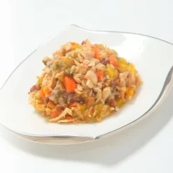 <ul> <li>雞肉：優質低脂蛋白、必需氨基酸、低卡路里，用於維護肌肉組織。及有助於促進身體健康和提高免疫系統。</li> <li>三文魚：含豐富維生素，礦物質和必需脂肪酸(EPA和DHA)，有益於神經、大腦、視網膜和胎兒的發育，可改善皮膚和毛髮狀況。</li> <li>蔬菜：豐富膳食纖維幫助消化，含優質的抗氧化劑，維生素和礦物質。</li> </ul>