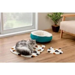 地墊背面附有止滑加工，只須按壓放置就會吸附設定，不易滑動防止地板髒汙磨損。 弄髒時只要部分水洗，可重複洗滌也不影響吸力。貼合地面也可使用吸塵器打掃。 使用蓬鬆厚實的絨毛材質，享受療育的柔軟觸感。