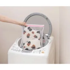 地墊背面附有止滑加工，只須按壓放置就會吸附設定，不易滑動防止地板髒汙磨損。 弄髒時只要部分水洗，可重複洗滌也不影響吸力。貼合地面也可使用吸塵器打掃。 使用蓬鬆厚實的絨毛材質，享受療育的柔軟觸感。