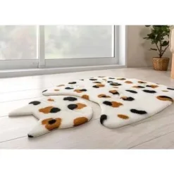 地墊背面附有止滑加工，只須按壓放置就會吸附設定，不易滑動防止地板髒汙磨損。 弄髒時只要部分水洗，可重複洗滌也不影響吸力。貼合地面也可使用吸塵器打掃。 使用蓬鬆厚實的絨毛材質，享受療育的柔軟觸感。