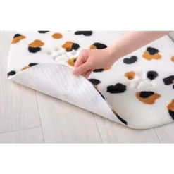 地墊背面附有止滑加工，只須按壓放置就會吸附設定，不易滑動防止地板髒汙磨損。 弄髒時只要部分水洗，可重複洗滌也不影響吸力。貼合地面也可使用吸塵器打掃。 使用蓬鬆厚實的絨毛材質，享受療育的柔軟觸感。