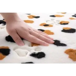 地墊背面附有止滑加工，只須按壓放置就會吸附設定，不易滑動防止地板髒汙磨損。 弄髒時只要部分水洗，可重複洗滌也不影響吸力。貼合地面也可使用吸塵器打掃。 使用蓬鬆厚實的絨毛材質，享受療育的柔軟觸感。