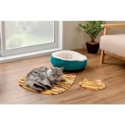 地墊背面附有止滑加工，只須按壓放置就會吸附設定，不易滑動防止地板髒汙磨損。 弄髒時只要部分水洗，可重複洗滌也不影響吸力。貼合地面也可使用吸塵器打掃。 使用蓬鬆厚實的絨毛材質，享受療育的柔軟觸感。