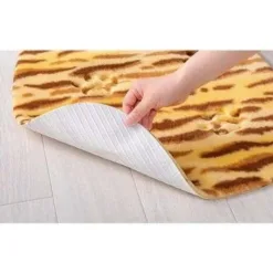 地墊背面附有止滑加工，只須按壓放置就會吸附設定，不易滑動防止地板髒汙磨損。 弄髒時只要部分水洗，可重複洗滌也不影響吸力。貼合地面也可使用吸塵器打掃。 使用蓬鬆厚實的絨毛材質，享受療育的柔軟觸感。