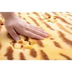 地墊背面附有止滑加工，只須按壓放置就會吸附設定，不易滑動防止地板髒汙磨損。 弄髒時只要部分水洗，可重複洗滌也不影響吸力。貼合地面也可使用吸塵器打掃。 使用蓬鬆厚實的絨毛材質，享受療育的柔軟觸感。