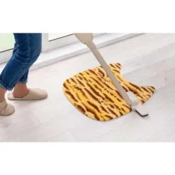 地墊背面附有止滑加工，只須按壓放置就會吸附設定，不易滑動防止地板髒汙磨損。 弄髒時只要部分水洗，可重複洗滌也不影響吸力。貼合地面也可使用吸塵器打掃。 使用蓬鬆厚實的絨毛材質，享受療育的柔軟觸感。