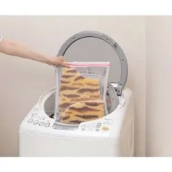 地墊背面附有止滑加工，只須按壓放置就會吸附設定，不易滑動防止地板髒汙磨損。 弄髒時只要部分水洗，可重複洗滌也不影響吸力。貼合地面也可使用吸塵器打掃。 使用蓬鬆厚實的絨毛材質，享受療育的柔軟觸感。