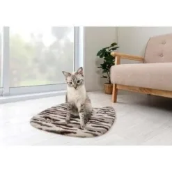 地墊背面附有止滑加工，只須按壓放置就會吸附設定，不易滑動防止地板髒汙磨損。 弄髒時只要部分水洗，可重複洗滌也不影響吸力。貼合地面也可使用吸塵器打掃。 使用蓬鬆厚實的絨毛材質，享受療育的柔軟觸感。 產地：日本 尺寸：(W)290×(H)460×(D)38(mm)