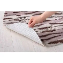 地墊背面附有止滑加工，只須按壓放置就會吸附設定，不易滑動防止地板髒汙磨損。 弄髒時只要部分水洗，可重複洗滌也不影響吸力。貼合地面也可使用吸塵器打掃。 使用蓬鬆厚實的絨毛材質，享受療育的柔軟觸感。 產地：日本 尺寸：(W)290×(H)460×(D)38(mm)