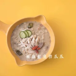 <div> <div>寵膳鮮味主食 - 嫩雞鮭魚拌瓜瓜</div> <div></div> </div> <div> <div> <div>輕盈舒緩配方</div> </div> <div> <div>｜商品成份｜</div> <div></div> <div>雞胸肉、鮭魚、雞心肝、小黃瓜、茯苓、枸杞、秘製柴魚雞湯、初榨椰子油、亞麻仁籽粉、碳酸鈣、魚肉水解胜肽、綜合維生素礦物質</div> <div> <div> <div> ｜寵膳鮮味主食特色｜ <p class="p1">1. 食療養生，漢醫陰陽五行概念，對應毛孩常見症狀作預防調理設計。</p> <p class="p1">2. 營養均衡，依造NRC寵物營養標準精算配比，符合毛孩所需胺基酸、完整鈣磷比。</p> <p class="p1">3. MIT合格製作，由台灣在地國際食安ISO22000/HACCP認證廠高規格製作。</p> <p class="p1">4. 天然無添加，堅持不含防腐劑、不含化學添加物。</p> <p class="p1">5. 新鮮食材，原物料溯源，皆由第三方安全檢驗報告合格。</p> <p class="p1">6. 肉塊食材鮮美看得見，嚴選搭配8~10種配料厚工製作。</p> </div> </div> <div> <div></div> <div> <div> ｜商品規格｜ <p class="p1">內容物重量：120公克(g) +- 5%</p> <p class="p1">食用方式 :  撕開包裝倒出，無須加熱即可食用</p> <p class="p1">保存方式：常溫保存</p> <p class="p1">保存期限：未拆封前置於陰涼處避免太陽直射；如開封未食用完請冷藏保存，並於隔餐盡快食畢。</p> <p class="p1">適用對象：全齡貓適用</p> <p class="p1">產地        :  台灣</p> <p class="p1">｜注意事項｜</p> <p dir="ltr">1.商品包裝內袋(鋁箔袋) "禁止" 使用微波加熱。</p> <p dir="ltr">2.如發現包裝有破損及膨脹等現象請勿食用，先拍照並回傳通知伴拌日嚐客服人員處理。</p> <p dir="ltr">3.寵膳鮮味主食概念為【食療養生】，目的是藉由配方鮮食作為日常調理與保健，而並非"治療"功效，如家中毛孩有任何特殊狀況應先協尋專業獸醫。</p> </div> </div> </div> </div> </div> </div>