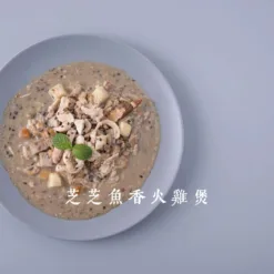 <div> <div>寵膳鮮味主食 - 芝芝魚香火雞煲</div> <div></div> </div> <div> <div> <div>美好胃來配方</div> </div> <div> <div>｜商品成份｜</div> <div></div> <div>火雞肉、鯖魚、雞肝、番茄、山藥、秋葵、黑芝麻、黃耆、秘製柴魚雞湯、初榨椰子油、亞麻仁籽粉、碳酸鈣、魚肉水解胜肽、綜合維生素礦物質</div> <div> <div> <div> ｜寵膳鮮味主食特色｜ <p class="p1">1. 食療養生，漢醫陰陽五行概念，對應毛孩常見症狀作預防調理設計。</p> <p class="p1">2. 營養均衡，依造NRC寵物營養標準精算配比，符合毛孩所需胺基酸、完整鈣磷比。</p> <p class="p1">3. MIT合格製作，由台灣在地國際食安ISO22000/HACCP認證廠高規格製作。</p> <p class="p1">4. 天然無添加，堅持不含防腐劑、不含化學添加物。</p> <p class="p1">5. 新鮮食材，原物料溯源，皆由第三方安全檢驗報告合格。</p> <p class="p1">6. 肉塊食材鮮美看得見，嚴選搭配8~10種配料厚工製作。</p> </div> </div> <div> <div></div> <div> <div> ｜商品規格｜ <p class="p1">內容物重量：120公克(g) +- 5%</p> <p class="p1">食用方式 :  撕開包裝倒出，無須加熱即可食用</p> <p class="p1">保存方式：常溫保存</p> <p class="p1">保存期限：未拆封前置於陰涼處避免太陽直射；如開封未食用完請冷藏保存，並於隔餐盡快食畢。</p> <p class="p1">適用對象：全齡貓適用</p> <p class="p1">    產地     :  台灣</p> <p class="p1">｜注意事項｜</p> <p dir="ltr">1.商品包裝內袋(鋁箔袋) "禁止" 使用微波加熱。</p> <p dir="ltr">2.如發現包裝有破損及膨脹等現象請勿食用，先拍照並回傳通知伴拌日嚐客服人員處理。</p> <p dir="ltr">3.寵膳鮮味主食概念為【食療養生】，目的是藉由配方鮮食作為日常調理與保健，而並非"治療"功效，如家中毛孩有任何特殊狀況應先協尋專業獸醫。</p> </div> </div> </div> </div> </div> </div>