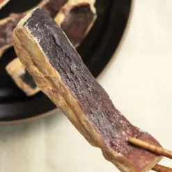 <div><span class=" author-d-1gg9uz65z1iz85zgdz68zmqkz84zo2qovum4hoqm6z82zqz86zov3z65zmjz77zz68z9fx0pz89zpz65z7z85zbw">部落優選來自深海的營養美味－祕魯魷魚！不只具有高蛋白、低脂肪、低膽固醇等特點，還富含多種胺基酸、牛磺酸及Omega-3(DHA & EPA)，滿滿營養加上充滿嚼勁的口感，讓愛咬咬的小怪獸愛不釋口！</span></div> <div></div> <h5 class="uppercase">營養分析</h5> 水分　　　　2.5g/100g 灰份　　　　7.5g/100g 粗蛋白　　　83.1g/100g 粗脂肪　　　6.9g/100g 飽和脂肪　　0g/100g 反式脂肪　　0g/100g 碳水化合物　0g/100g 糖　　　　　0g/100g 鈉　　　　　0.2g/100g 熱量　　　　395kcal/100g