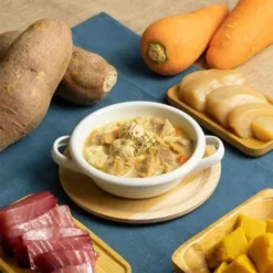 <strong>喜歡大口吃肉的貓貓有福了！</strong> • 新鮮肉塊與肉絲＋五色蔬果熬煮 • 四種機能保健配方，讓貓咪吃進美味和營養