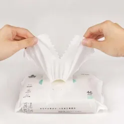 <div>• 紙巾上有割線設計，輕鬆撕兩半！ • 甘草萃取，幫助舒緩敏感，穩定肌膚 • 成分單純，可擦拭毛孩淚痕、下巴及腳掌</div>