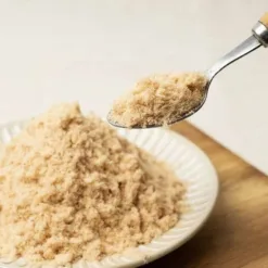 以百分百遠洋旗魚製成，含豐富優質蛋白質，運用凍乾與打鬆技術，保留最多食材營養價值與美味。細滑鬆粉伴隨天然清香的魚香氣，連挑嘴毛孩都拒絕不了，通過毛拔麻的一致好評，號稱是「帶有高級味的佐餐誘食鬆」！• 旗魚富含Omega-3、維生素B6和B12、硒等營養素，且含豐富蛋白質、低膽固醇，是很好的維生素D來源，有助身體吸收和利用鈣質