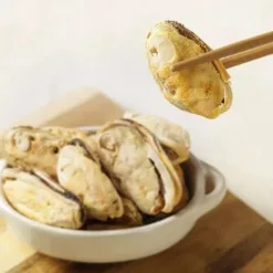 綠貽貝是紐西蘭特有種，原產於紐西蘭南島的原始海域，當地沿岸的毛利人習慣使用綠貽貝作為食材，被發現鮮少有關節不適的問題。 後來根據研究顯示，綠貽貝有舒緩發炎、增加營養保健的作用，其獨特的營養價值有別於一般的深色殼淡菜，具備天然葡萄糖胺、軟骨素、omega-3 (DHA&EPA)、離胺酸、牛磺酸、維生素B12、鐵、錳、鋅及硒等營養素，有益毛孩關節健康及心血管保健。 <div class="is-divider divider clearfix"></div> <strong>產品特色</strong> • 來自紐西蘭純淨無汙染海域，含有豐富天然葡萄糖胺、軟骨素、omega-3 (DHA&EPA)、維生素B12、鐵質及硒等營養素，有益毛孩關節及心血管保健。除了征服貓咪味蕾，也成為許多注重關節保養的狗狗零食首選！ ※ 綠貽貝脣上小小藍色的部分是綠貽貝本身的殼膜，是天然可以吃的哦！