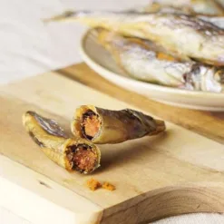 來自北歐挪威純淨深海，含有粒粒分明的飽滿魚卵，營養價值極高，有豐富的鈣質、DHA及維生素E。 滿滿彈牙潤口的營養魚卵，讓毛孩享用得愛不釋口， 瞇起眼睛、卡滋卡滋 哺滋哺滋 、心滿意足地享受爆蛋小魚唷！ <div class="is-divider divider clearfix"></div> <strong>產品特色</strong> • 豐富的膠原蛋白、鈣質、DHA及維生素E，保護眼睛、牙齒和強壯骨骼