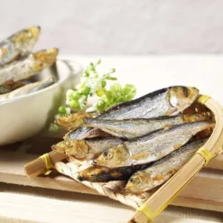 <p data-syno-style="{"lineHeight":"1.15","paddingBottom":"16pt","paddingTop":"0pt","paddingLeft":"0pt","textAlign":""}" data-syno-marks="[]"><span data-syno-text="true">鯡魚喜愛較冷的氣候，波羅的海的環境孕育了好品質的鯡魚，含有珍貴豐富的omega3，有助維護心血管健康和舒緩發炎的作用，其中維生素E 和硒幫助抗氧化，並富含維生素 B12 和 D 等豐富營養。</span></p> <div class="is-divider divider clearfix"></div> <strong>產品特色</strong> <ul> <li data-syno-style="{"lineHeight":"1.15","paddingBottom":"16pt","paddingTop":"0pt","paddingLeft":"0pt","textAlign":""}" data-syno-marks="[]"><span data-syno-text="true">鯡魚除了含有豐富營養的優點外，體型小、讓毛孩容易入口食用，且無須擔心重金屬累積問題，也符合環保永續海洋資源的理念。</span></li> </ul>