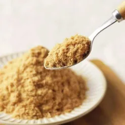 「如何讓毛孩喝水，像喝湯那樣開心？」擁有日式湯底靈魂之稱的鰹魚，是家餘戶曉的美味代號，不同於過度加工的柴魚片，汪喵使用新鮮鰹魚乾燥打鬆，並加入陸地上的超級健康食材—有機姬松茸、高山猴頭菇，搖身一變成為養身又鮮美的鰹魚菇菇鬆。姬松茸(也就是大家熟知的巴西蘑菇)含有高量的多醣體與微量元素，為天然免疫食補常用的素材。 <div class="is-divider divider clearfix"></div> <strong>產品特色</strong> • 鰹魚富含omega-3脂肪酸、維生素D、硒、牛磺酸 • 嚴選養生菇類，豐富多醣體及微量元素，提高免疫力