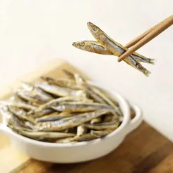 <b>🌟丁香魚營養多多</b> <div id="gap-1263352398" class="gap-element clearfix"></div> •野生捕撈 •急速活凍 •早流嚴選 汪喵選用澎湖在地最頂級的丁香魚貨，專門為毛小孩製作無鹽天然零食，別於市售採用中南亞進口高溫烘乾的小魚乾口感較韌，採用冷凍乾燥過後香酥好吃，也保有最原始的營養和鮮味，希望讓毛小孩吃的開心，毛拔麻放心! &nbsp; <strong>營養特色</strong> •富含鈣質 •豐富omega-3不飽和脂肪酸、DHA和EPA