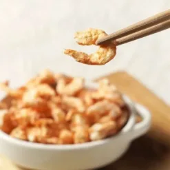 火燒蝦蝦味超濃郁，特色在於身上有火焰般的顏色，牠的甜度和脆度比其他蝦子好吃。 &nbsp; 🔹蝦味超濃郁🔹風味香甜🔹去殼無腸泥🔹現撈野生捕撈 &nbsp; <div id="gap-1081999747" class="gap-element clearfix">•來自台灣海域的野生火燒蝦，外殼像被火燒的紅斑狀外觀為名，蝦味濃郁、風味香甜。</div> <div></div> <div class="gap-element clearfix">•含蝦紅素，具有良好的抗氧化能力，幫助身體對抗自由基。</div>