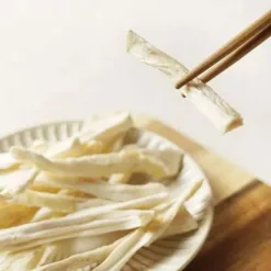 4710345545130 <strong>牛筋研發日誌</strong> 「咀嚼」是毛孩讓紓壓、開心放鬆的不二法門!市面上有許多咀嚼零食,然而內容成分及製程,能讓汪喵放心給予毛孩的項目,卻非常稀少。什麼樣的零食,能同時符合天然、耐咬、營養又超好吃的特點呢? 秉持探索精神,汪喵夥伴們絞盡腦汁,過程中也累積了不少失敗經驗。同樣的食材,經過不同製程處理,都會呈現相異的樣貌與風味。測試了數十種不同食材與製程作法,汪喵終於成功研發出這款理想零嘴—紐西蘭天然牛筋條! 嚴選紐西蘭放牧牛隻為食材來源,汪喵選用的牛筋部位,內含豐富膠原蛋白,低脂、低膽固醇,不同於肉類的鬆軟口感,筋類食材有著特殊的堅韌質地、耐咬不過硬,不易傷到毛孩口腔💪💪💪