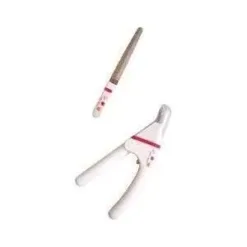 4984937611330 剪指甲刀刀尖精細打磨圓滑鈍化處理,不會刺傷到寵物。 剪指甲刀頭附有塑膠保護套,能在不使用時保護刀頭與避免誤碰受傷。 手柄符合人體工學,持握舒適使用省力。 可根據愛寵指甲長短大小,調節刀口尺寸,剪出最完美指甲。 搭配專業銼刀,可修平剪時不平整的甲面。 材質: 本體:ABS樹脂 刀刃:不鏽鋼 刀尖蓋:聚碳酸脂 指甲銼刀樣式材質:乙烯基樹脂塗層 適用對象:犬貓適用 商品規格: 指甲刀 / 長160×寬80×高20mm 指甲銼刀 / 長131×寬12×高3mm