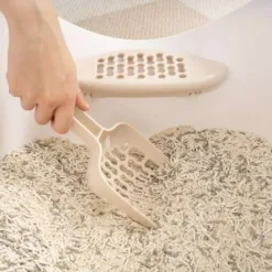 <strong>兼具人寵舒適與好清潔！</strong><strong> </strong> • 開放大空間，符合貓咪天性，如廁不壓迫 • 35cm高牆，防止貓砂、尿液外噴 • 一體成形，好清潔、不易藏污納垢 ※ 每組內容物：砂盆*1、8字踏板*1、8字砂鏟*1 ※ 附踏板與砂鏟，有兩色可選：奶茶杏、湖水藍