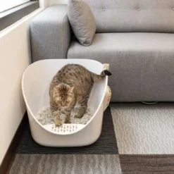 <strong>兼具人寵舒適與好清潔！</strong><strong> </strong> • 開放大空間，符合貓咪天性，如廁不壓迫 • 35cm高牆，防止貓砂、尿液外噴 • 一體成形，好清潔、不易藏污納垢 ※ 每組內容物：砂盆*1、8字踏板*1、8字砂鏟*1 ※ 附踏板與砂鏟，有兩色可選：奶茶杏、湖水藍