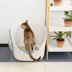 <strong>兼具人寵舒適與好清潔！</strong><strong> </strong> • 開放大空間，符合貓咪天性，如廁不壓迫 • 35cm高牆，防止貓砂、尿液外噴 • 一體成形，好清潔、不易藏污納垢 ※ 每組內容物：砂盆*1、8字踏板*1、8字砂鏟*1 ※ 附踏板與砂鏟，有兩色可選：奶茶杏、湖水藍