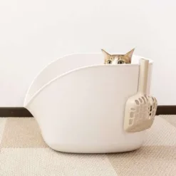 <strong>兼具人寵舒適與好清潔！</strong><strong> </strong> • 開放大空間，符合貓咪天性，如廁不壓迫 • 35cm高牆，防止貓砂、尿液外噴 • 一體成形，好清潔、不易藏污納垢 ※ 每組內容物：砂盆*1、8字踏板*1、8字砂鏟*1 ※ 附踏板與砂鏟，有兩色可選：奶茶杏、湖水藍